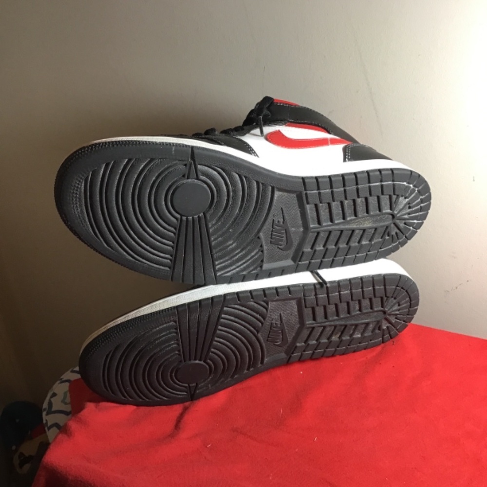 😎Classic Air Jordan 1Mid Black Fire, size 9.5, good cond, see photos for wear, - Picture 8 of 9